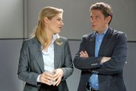 Die Rosenheim-Cops – Überrascht stellt Kommissar Christian Lind (Tom Mikulla) fest, dass Johanna Weisflog (Nina Rothemund) nicht sehr erschüttert über den Tod ihres Geliebten ist.