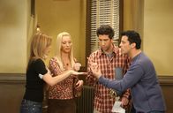 Friends – Monica ist sauer und will Joey (Matt LeBlanc, r.), Ross (David Schwimmer, 2.v.r.), Rachel (Jennifer Aniston, l.) und Phoebe (Lisa Kudrow, 2.v.l.) gar nicht mehr in die Wohnung lassen, da sie zu spät zum Thanksgiving-Essen erscheinen ...