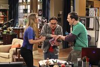 The Big Bang Theory – Penny (Kaley Cuoco, l.) hat ein ganz besonderes Geschenk für Leonard (Johnny Galecki, M.) und Sheldon (Jim Parsons, r.) ...