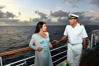 Das Traumschiff – An Bord trifft Victor (Sascha Hehn) überraschenderweise seine alte Jugendliebe Caroline (Christine Neubauer) wieder.
