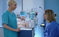 In aller Freundschaft – Emma Rücker (Anna Schimrigk, re.) hat die ganze Nacht bei ihrem hirntoten Mann Jens (Alexander Martschewski, hi. mi.), der nur noch mit Maschinen am Leben gehalten wird, am Krankenbett verbracht. Nun bittet sie Dr. Kathrin Globisch (Andrea Kathrin Loewig, li.) zum Gespräch mit dem Klinikleiter und dem Chefarzt.