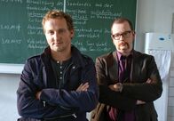 Tatort – Franz Kappl (Maximilian Brückner l.) und Stefan Deininger (Gregor Weber) befragen die Mitschüler des toten Jungen.