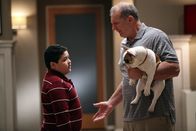 Modern Family – Wird Jay (Ed O'Neill, re.) den von Guillermo zurückgelassenen Hund wirklich ins Tierheim bringen? Manny (Rico Rodriguez) wäre über den Familienzuwachs jedenfalls sehr erfreut.