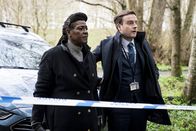 Ellis – Ellis (Sharon D Clarke) und Harper (Andrew Gower) sehen sich einen Tatort an.