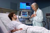 In aller Freundschaft – Kris Haas (Jascha Rust) ist bei dem Brand in einem Patientenzimmer schwer verletzt worden. Doch er war auch derjenige, der Renate Harnacks (Katharina Matz) Charme nicht widerstehen konnte und ihr erlaubt hat, ihre alte Heizdecke zu benutzen. Diese hat den Brand verursacht. Um den jungen Mann zu schützen, sagt sie ihm, dass sie die ganze Schuld und Verantwortung auf sich nehmen wird - und da gibt es keine Diskussion.