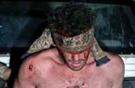 Kampf um den Halbmond – Antoine (Félix Moati) wird von kurdischen Kämpferinnen gefangen genommen.
