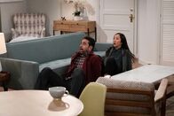 How I Met Your Father – Sid (Suraj Sharma, l.); Ellen (Tien Tran, r.)