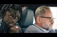 More than Strangers – George (Léo Daudin, li.) wird von Robert (Samuel Finzi, re.), dem Gatten seiner Mitfahrerin, samt Auto gekidnappt.