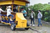 jerks. – Fahri Yardim (2.v.r.) und Christian Ulmen (r.) werden zur Abiturfeier auf einem Biermobil eingeladen.