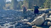 Ganz Ohr – Esther und Theo am Goldwaschplatz in Rauris.
