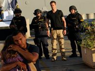 Hawaii Five-0 – Steve (Alex O'Loughlin, 2.v.r.) und sein Team haben gute Arbeit geleistet. Lily (Mackenzie Foy, l.) kann ihrem Vater Graham (Adam Beach, 2.v.l.) wieder in die Arme schließen ...