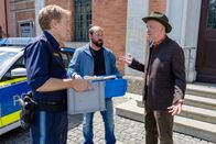 Die Rosenheim-Cops – Als Polizeihauptmeister Mohr (Max Müller, l.) und Vitzi Huber (Alexander Vitzthum, M.) von der Spurensicherung die beschlagnahmten Gipfelbücher des Opfers ins Präsidium tragen wollen, verlässt Wolfram Wenninger (Heinz-Josef Braun, r.) nach seiner Befragung das Gebäude und möchte die Bücher an sich nehmen.