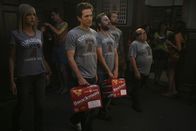 It's Always Sunny in Philadelphia – Dee (Kaitlin, Olson, l.), Dennis (Glenn Howerton, 2.v.l.), Charlie (Charlie Day, M.), Mac (Rob McElhenney, 2.v.r.) und Frank (Danny DeVito, r.) treten im Becherschnippen gegen ihren alten Feind an ...
