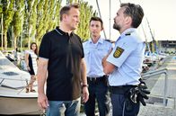 WaPo Bodensee – Pirmin Spitznagel (Simon Werdelis, M.) und Andreas Rambach (Ole Puppe, r.) setzen Andreas Holler (Thomas Douglas, l.), den Vorsitzenden des Segelclubs, unter Druck.