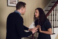 Manifest – Ben Stone (Josh Dallas, l.); Grace Stone (Athena Karkanis, r.)