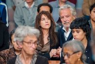 Menschliche Dinge – Mitte: Claire Farel (Charlotte Gainsbourg), Jean Farel (Pierre Arditi)