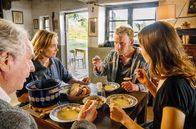 Zimmer mit Stall – Suppe für alle: Barthl (Friedrich von Thun, li.) lädt spontan Sophie (Aglaia Szyszkowitz), den fremden Gast (Florian Karlheim) und Leonie (Carolin Garnier, re.) bei sich ein.