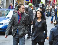 Elementary – Auf der Suche nach dem Mörder eines Universitätsprofessors: Sherlock Holmes (Jonny Lee Miller, l.) und Dr. Joan Watson (Lucy Liu, r.) ...