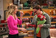 The Big Bang Theory – Leonard (Johnny Galecki, r.) und Penny (Kaley Cuoco, l.) verbringen den Valentinstag zu Hause und hüten Rajs Hündchen Cinnamon. Mit fatalen Folgen ...