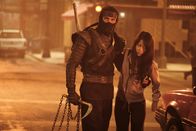 Ninja - Revenge Will Rise – Als Casey (Scott Adkins, l.) mit der schönen Tochter Namiko (Mika Hijii, r.) seines Lehrmeisters nach New York reist, um einen wertvollen Artefakt zu schützen, ahnt er nicht, dass daheim in Tokio sein Intimfeind und ehemaliger Schulkamerad den Meister meuchelt und ihnen eine Killerarmee auf den Hals hetzt ...