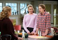 Last Man Standing – Mandy Baxter (Molly McCook, l.); Kyle Anderson (Christoph Sanders, r.)