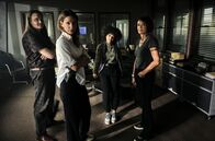 Tatort – Gute Zusammenarbeit im Ludwigshafener Präsidium, v.li.: Nico Langenkamp (Johannes Scheidweiler), Johanna Stern (Lisa Bitter), Mara Hermann (Davina Chanel Fox) und Lena Odenthal (Ulrike Folkerts).