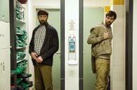 Tatort – L-R: Dr. Christian Mertens (Benjamin Sadler) und Pfleger Bernd Haimann (Wolfgang Menardi) beäugen sich misstrauisch in der OP-Umkleide.