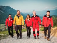 Die Bergretter – Auf die Bergretter Markus (Sebastian Ströbel, 2.v.l.) Katharina (Luise Bähr, M.), Tobi (Markus Brandl, l.), Rudi (Michael Pascher, r.) und Michi (Robert Lohr, 2.v.r.) ist Verlass.