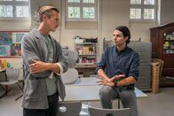 SOKO Leipzig – Moritz (Johannes Hendrik Langer, l.) spricht mit dem Lehrer Maik Teufert (Benjamin Radjaipour, r.), der gemeinsam mit Justin Kennert und Kevin Brammer einen Preis für eine Anti-Mobbing-App erhalten hat.