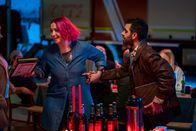 WIR – Emre (Erol Afsin) besucht Katha (Bineta Hansen) auf der Weihnachtsfeier der Feuerwehr.