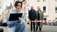 Tatort – Am Tatort angekommen, Leiterin der Kriminaltechnik Natalie Förster, Max Ballauf und Freddy Schenk, v.li.: Tinka Fürst als Natalie Förster, Klaus J. Behrendt als Max Ballauf, Dietmar Bär als Freddy Schenk