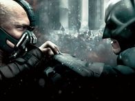 The Dark Knight Rises – Der Terrorist Bane (Tom Hardy, l.) und der "Dunkle Ritter" Batman (Christian Bale) kämpfen Mann gegen Mann...