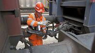 Maschen - Europas größter Rangierbahnhof – Die Gleisarbeiter überwachen das Andocken der Güterwaggons und müssen Bremsschläuche und Schrauben lösen und nachhelfen, wenn etwas klemmt oder nicht zusammenpasst.