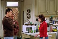 Friends – Joey (Matt LeBlanc, mi.) besteht darauf, daß seine kleine Schwester Dina (Marla Sokoloff) ihren Freund heiratet.