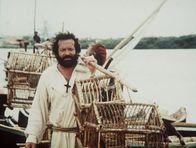 Zwei Missionare – Die beiden unkonventionellen Missionare Pater J. (Terence Hill, hinten) und Pater Pedro (Bud Spencer, vorne) züchten Papageien und verkaufen Kaffee und Pfeffer zum Wohle der Eingeborenen. Doch das passt dem raffgierigen Gouverneur natürlich nicht, und er will die beiden aus dem Weg haben ...
