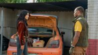Twisted Metal – Quiet (Stephanie Beatriz) bereitet das Auto für die Weiterfahrt vor – mit John (Anthony Mackie) an ihrer Seite und einem ungewissen Weg vor ihnen.