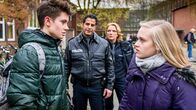 Notruf Hafenkante – Tarik (Serhat Cokgezen, 2.v.l.) und Claudia (Janette Rauch, 2.v.r.) bekommen einen Streit zwischen René (Marvin Jaacks, l.) und seiner Ex-Freundin Jette (Nadine Kösters, r.) mit. René scheint nicht damit fertigzuwerden, dass Jette mit ihm Schluss gemacht hat.