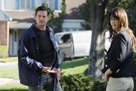 The Mentalist – Teresa (Robin Tunney, r.) ermittelt in einem neuen Fall und stößt dabei auf ihren Bruder Tommy (Henry Thomas, l.). Doch was hat er damit zu tun?; Teresa (Robin Tunney, r.) ermittelt in einem neuen Fall und stößt dabei auf ihren Bruder Tommy (Henry Thomas, l.). Doch was hat er damit zu tun?