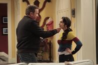 Last Man Standing – Für einen Mitarbeiter von Outdoor Man kommt es nicht in Frage, dass dessen Tochter nicht die Republikaner wählt. Deshalb versucht Mike (Tim Allen, l.) alles, um Mandy (Molly Ephraim, r.) zu überzeugen ...