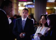 Elementary – Er kann es nicht lassen: Sherlock (Jonny Lee Miller, l.) mischt sich trotz Joan (Lucy Liu, M.) weiterhin in Kittys (Ophelia Lovibond, r.) Privatleben ein ...