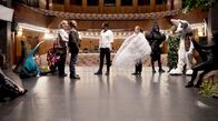 Die Heiland - Wir sind Anwalt – Romy Heiland (Christina Athenstädt, 3.v.l.), in Begleitung von Ringo Holländer (Tim Kalkhof, 4.v.l.), befragt den Choreografen Patrick Leclerque (Luka Dimic, M.), Sandra Wehran (Helene Aderhold, 4.v.r.) und Mitglieder des Musical-Ensembles.