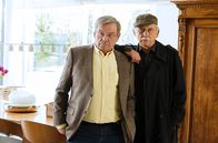 Rentnercops – Günter (Wolfgang Winkler, M.) und Edwin (Tilo Prückner, r.) sprechen mit der Lebensgefährtin des Vermissten.