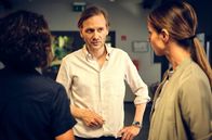 Tatort – Piet Sievert (Matthias Lier) erklärt Lena Odenthal (Ulrike Folkerts, l.) und Johanna Stern (Lisa Bitter) die Personalpolitik des Callcenters, dessen Manager er ist.