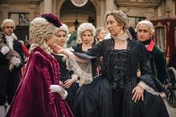 Maria Theresia – Schweren Herzens, aber voller Hoffnung für ihre Zukunft, verabschieden Maria Theresia (Ursula Strauss, 2.v.r.) und ihr Sohn Joseph (Aaron Friesz, re.) Maria Antonia (Rosaria Viola Mlčková, li.), die mit dem französischen Thronfolger verheiratet werden soll.