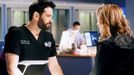 Chicago Med – Zusammenarbeit: Colin Donnell als Dr. Connor Rhodes, Norma Kuhling als Ava Bekker.