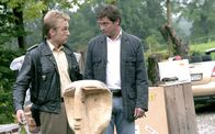 Die Rosenheim-Cops – Kunst oder Quatsch, da sind sich die beiden "Experten" Polizeiobermeister Michi Mohr (Max Müller, l.) und Kommissar Christian Lind (Tom Mikulla) nicht einig.