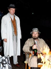 Tatort (SWR) – SWR Fernsehen TATORT: BIENZLE UND DER MORD IM PARK Uhr. Die Morde an den Nichtseßhaften lassen Bienzle (Dietz Werner Steck. li.) keine Ruhe. Immer wieder geht er nachts in den Park und spricht mit den Pennern, die dort wohnen. Alfons Schierle (Walter Schultheiß) lebt schon lange auf der Strasse und ist Spott und Verachtung seiner Mitmenschen gewohnt. Dass man ihnen nun ans Letzte will, das sie noch haben, ihr Leben, will ihm nicht in den Sinn.