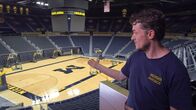 Mysterien des Weltalls – Kosmologe Dragan Huterer erklärt Mikrowellen mit Basketballspielern in einer Sporthalle.