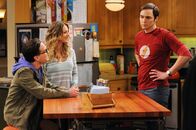 The Big Bang Theory – Während Leonard (Johnny Galecki, l.) von Penny (Kaley Cuoco, M.) im Schach geschlagen wird, bricht für Sheldon (Jim Parsons, r.) die Welt zusammen, als sein persönlicher Friseur im Krankenhaus liegt ...