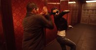 The Raid – Rama (Iko Uwais, l.); Alicia (Julie Estelle, r.)